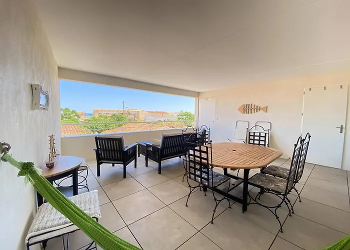 Cosy Avec Belle Terrasse à 250 M De La